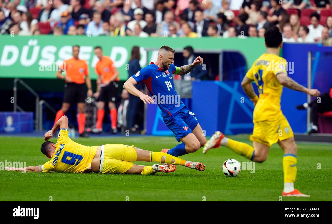 Lo Yaremchuk romano ucraino sbarca sul Milan Skriniar slovacco durante la partita UEFA Euro 2024 del gruppo D alla Dusseldorf Arena di Dusseldorf, in Germania. Data foto: Venerdì 21 giugno 2024. Foto Stock