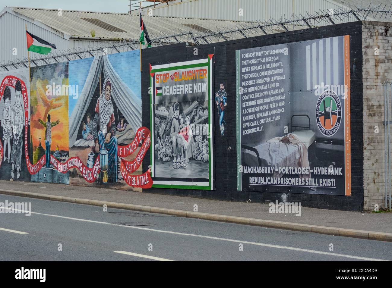 Belfast, Regno Unito 21/06/2024 murale dell'Irish Republican Prisoners' Welfare Association sul muro internazionale accanto ai murales della solidarietà della Palestina Belfast Irlanda del Nord Credit:HeadlineX/Alamy Live News Foto Stock