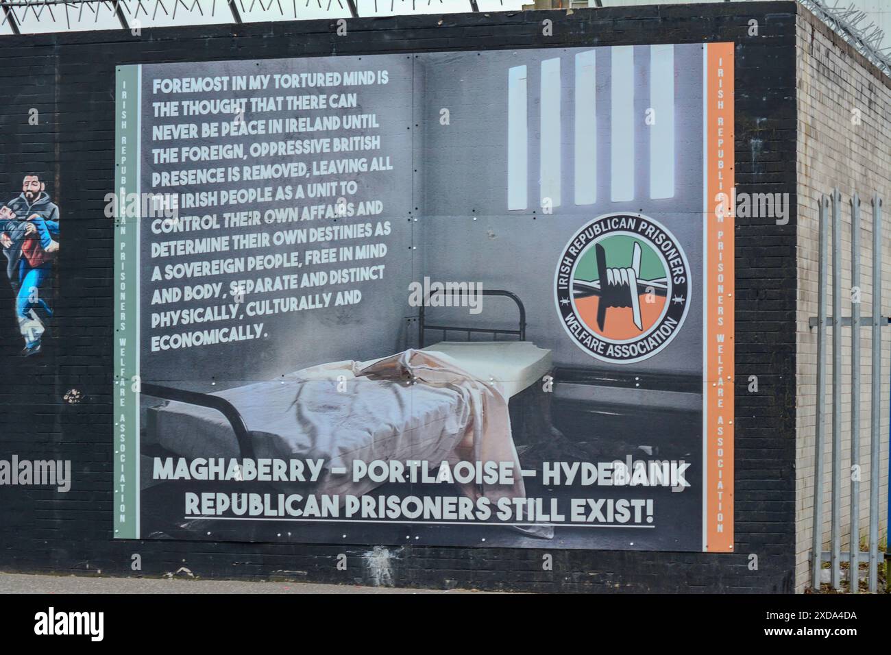 Belfast, Regno Unito 21/06/2024 murale dell'Irish Republican Prisoners' Welfare Association sul muro internazionale accanto ai murales della solidarietà della Palestina Belfast Irlanda del Nord Credit:HeadlineX/Alamy Live News Foto Stock