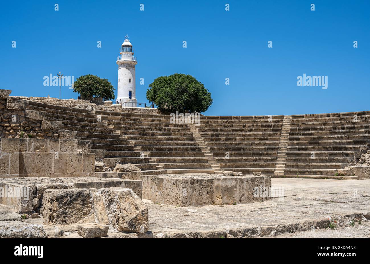 Teatro Odeon e Faro di Paphos, sito archeologico di Nea Paphos, Cipro Foto Stock