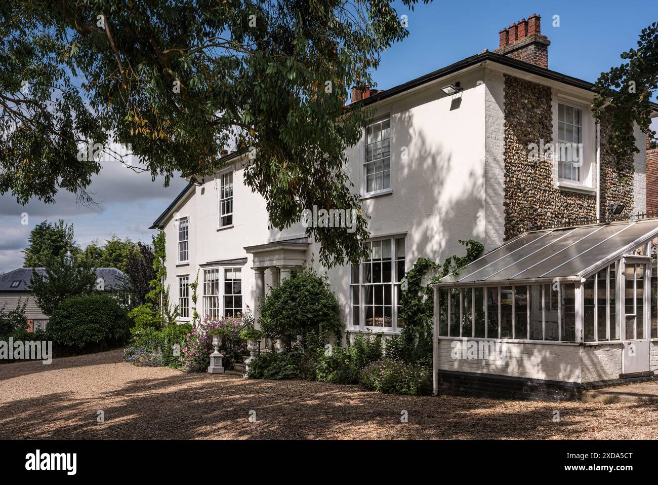 Facciata georgiana di una casa di campagna ristrutturata del XVI secolo a Suffolk, Inghilterra, Regno Unito Foto Stock