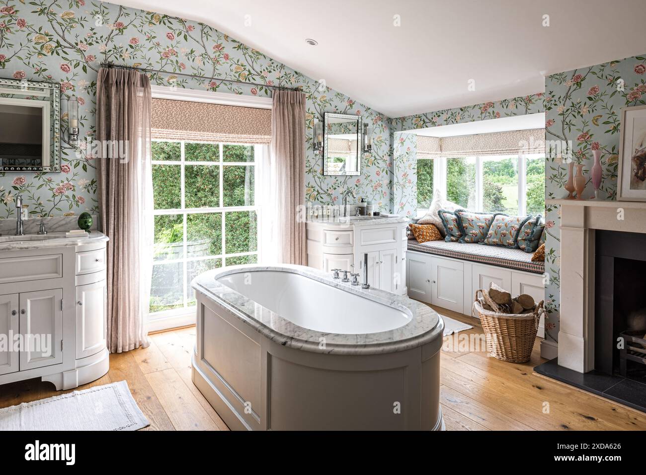 Bagno di lusso con specchi decorati con eglomise nella residenza di campagna del XVI secolo, Suffolk, Inghilterra, Regno Unito Foto Stock