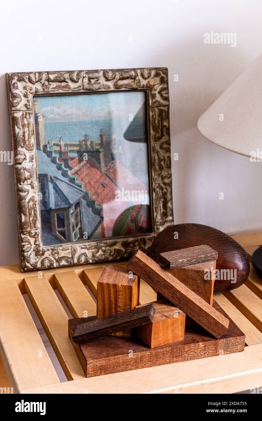 Opere d'arte incorniciate e blocchi di legno nella terrazza vittoriana di grado II, Camden, Londra, Regno Unito Foto Stock