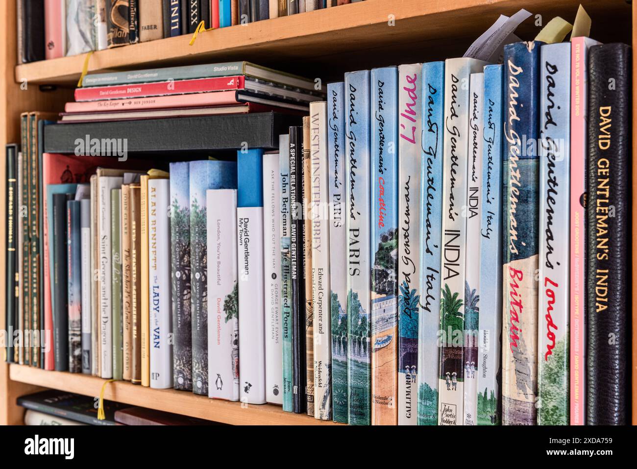 Libri di riferimento nella terrazza vittoriana di secondo livello dell'artista, Camden, Londra, Regno Unito Foto Stock