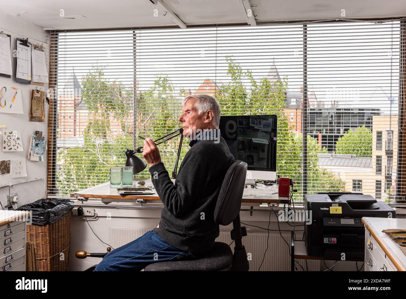 Artista David Gentleman nel suo studio, Camden, Londra, Regno Unito Foto Stock