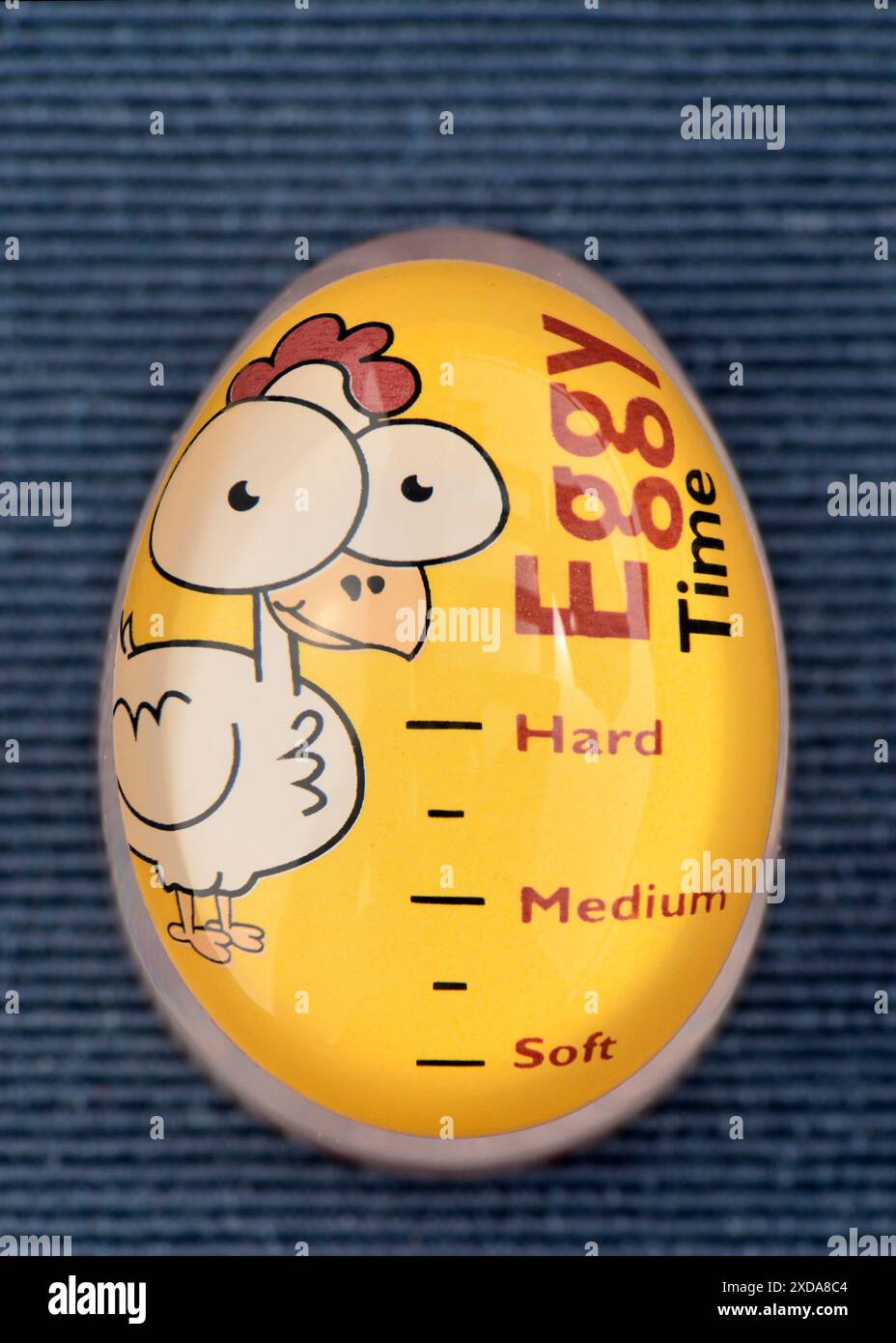 Gadget da cucina eggy giallo eggy su blu Foto Stock