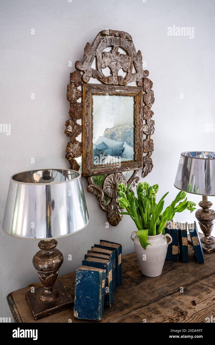 Specchio dorato argento e lampada si basano su comò italiano nella scuola vittoriana del tardo XIX secolo, Battersea, Londra, Regno Unito Foto Stock