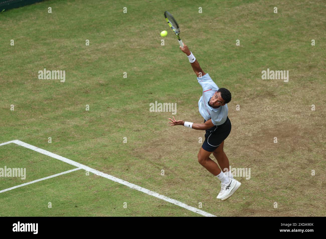 Halle, Germania. 21 giugno 2024. Tennis: ATP Tour, singolare, quarti di finale, Fils (Francia) - Zverev (Germania). Arthur Fils fa un servizio. Credito: Friso Gentsch/dpa/Alamy Live News Foto Stock