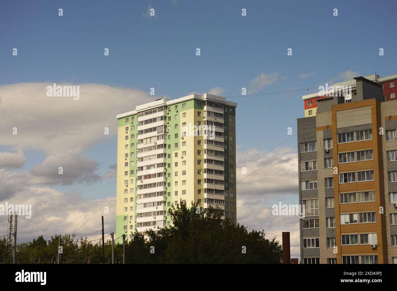 Alti edifici che si affacciano su un cielo blu Foto Stock
