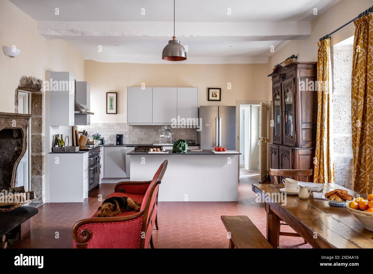 Cucina modernizzata in un hotel ristrutturato in pietra risalente al 1770 a Saulieu, Borgogna, Francia. Foto Stock