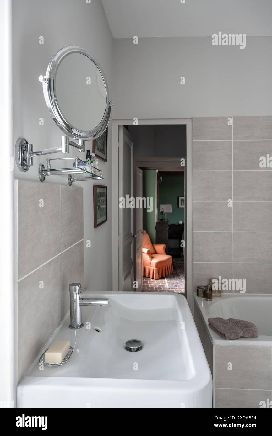 Moderno hotel in pietra ristrutturato risalente al 1770 a Saulieu, Borgogna, Francia. Foto Stock