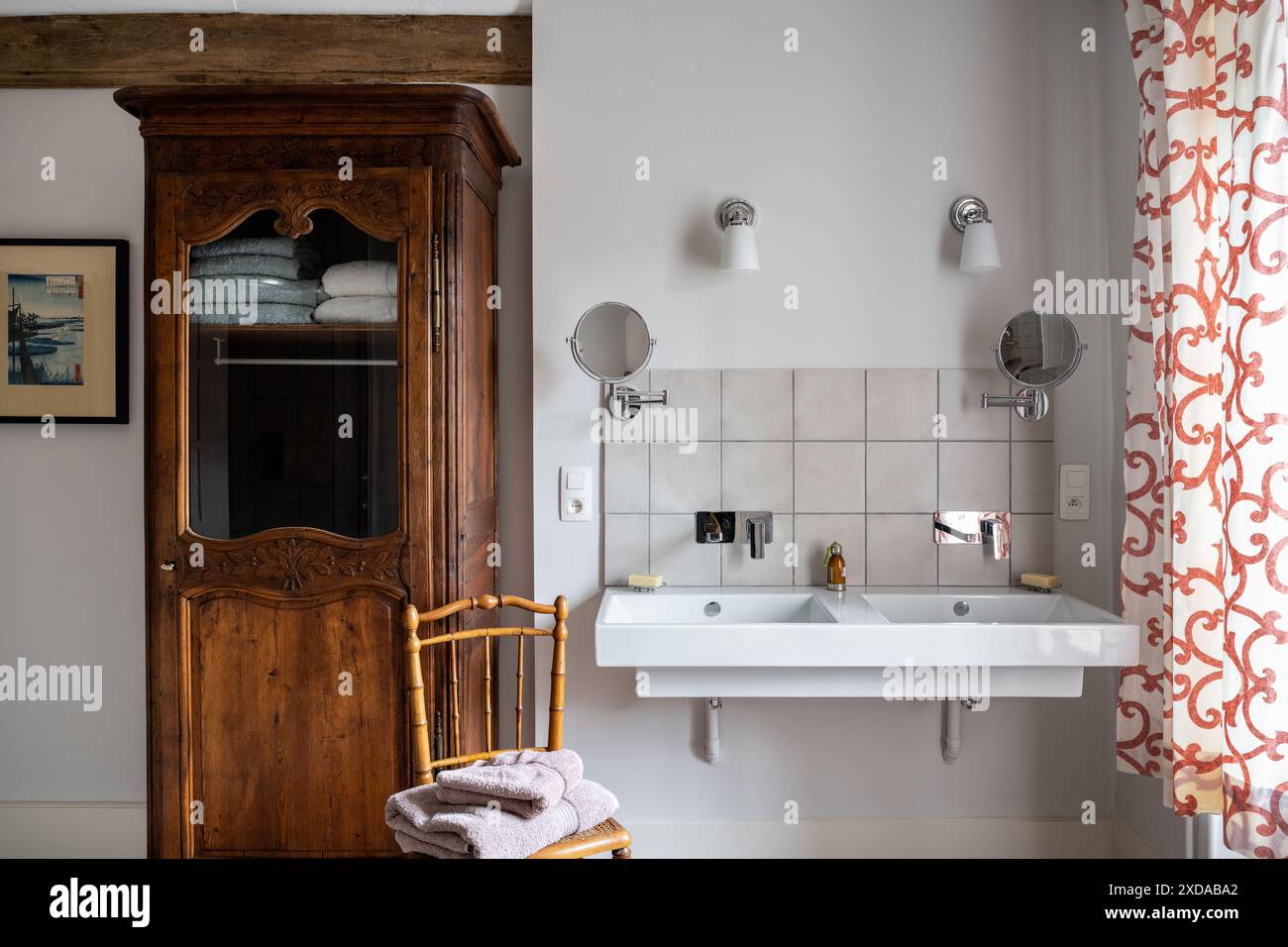 Moderno bacino con armadio antico in un hotel ristrutturato in pietra risalente al 1770 a Saulieu, Borgogna, Francia. Foto Stock