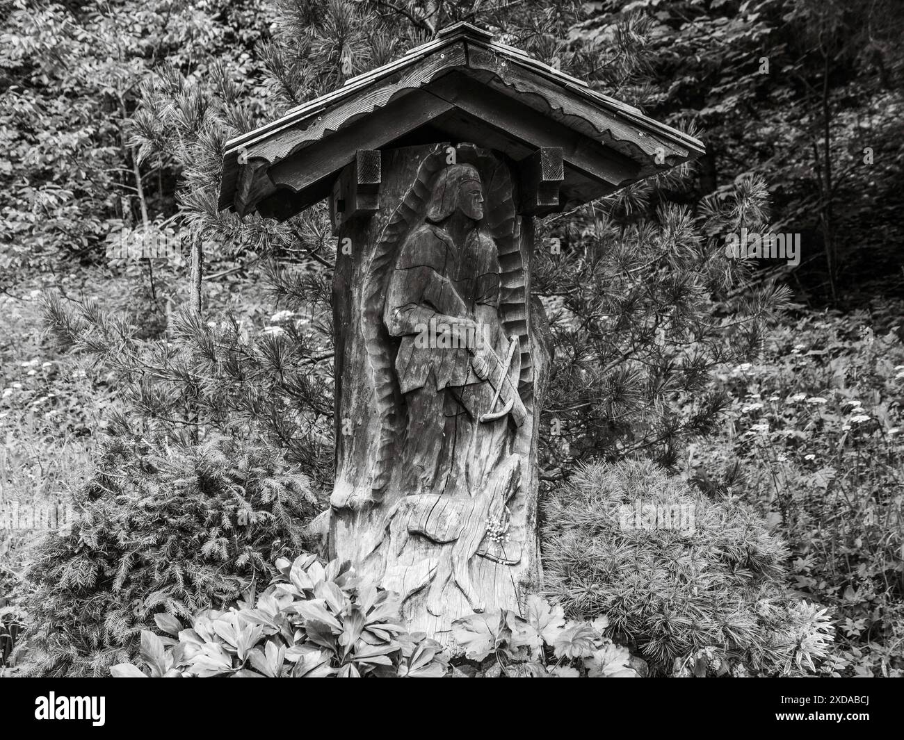 Raffigurazione di un cacciatore con balestra e cane da caccia, intaglio, vicino a Gaishorn am SEE, Stiria, Austria Foto Stock