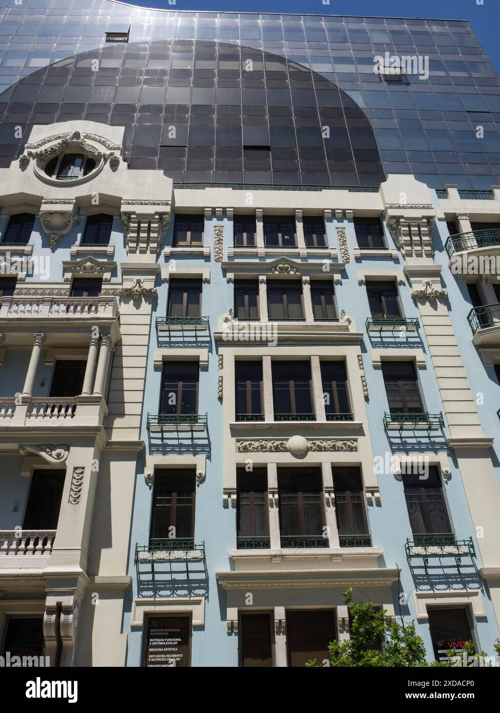 Alta facciata di un edificio con elementi blu, finestre moderne e balconi in stile classico, lisbona, portogallo Foto Stock