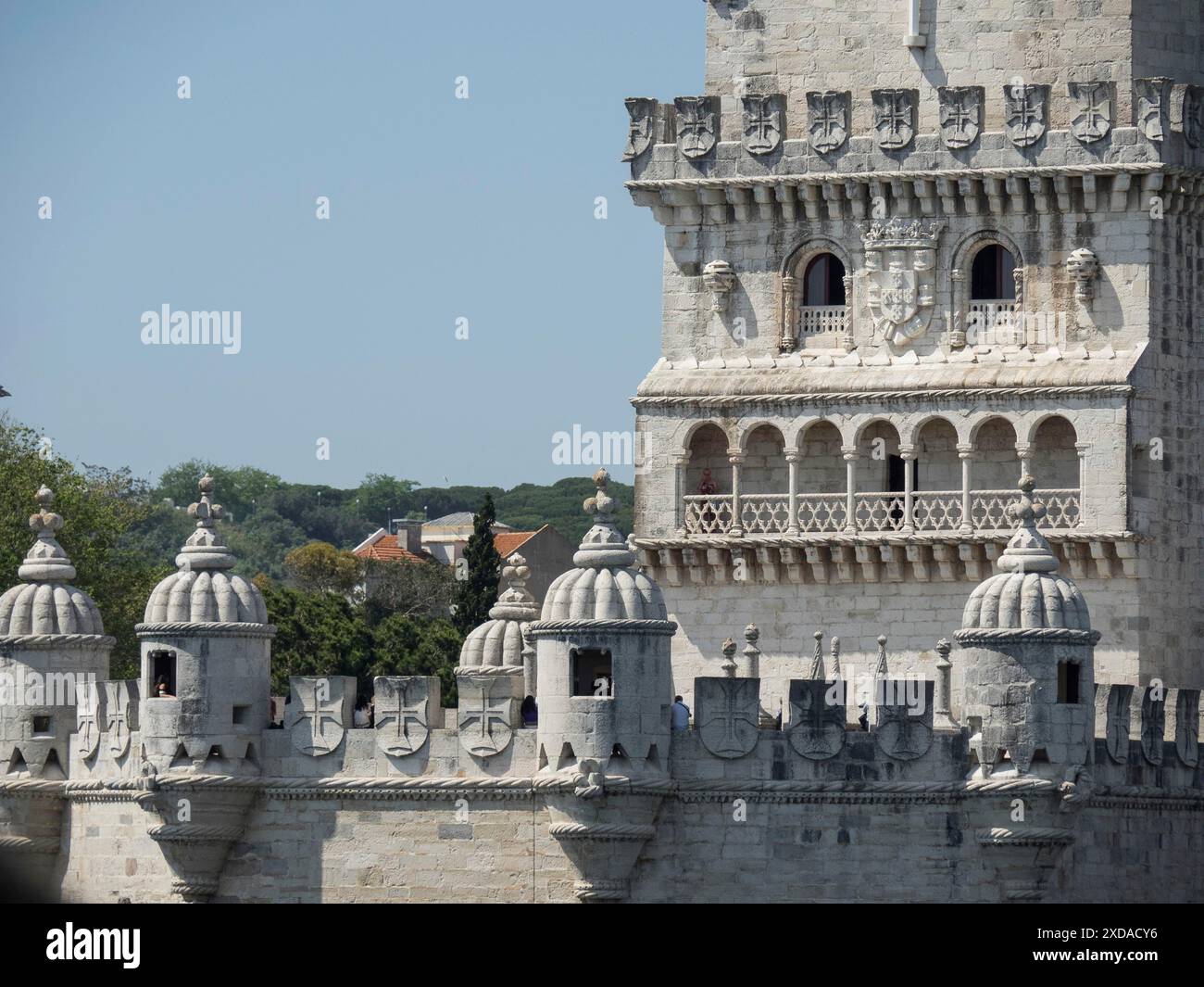 Un'antica torre dall'architettura medievale, ricca di dettagli e immersa nella storia, lisbona, portogallo Foto Stock