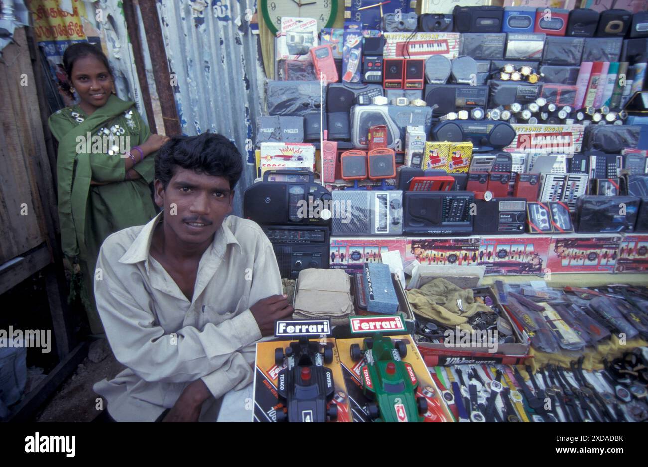 Una famiglia in un negozio in una strada commerciale nella città di Chennai, nella provincia Tamil Nadu in India. India, Chennai, aprile 1998 Foto Stock