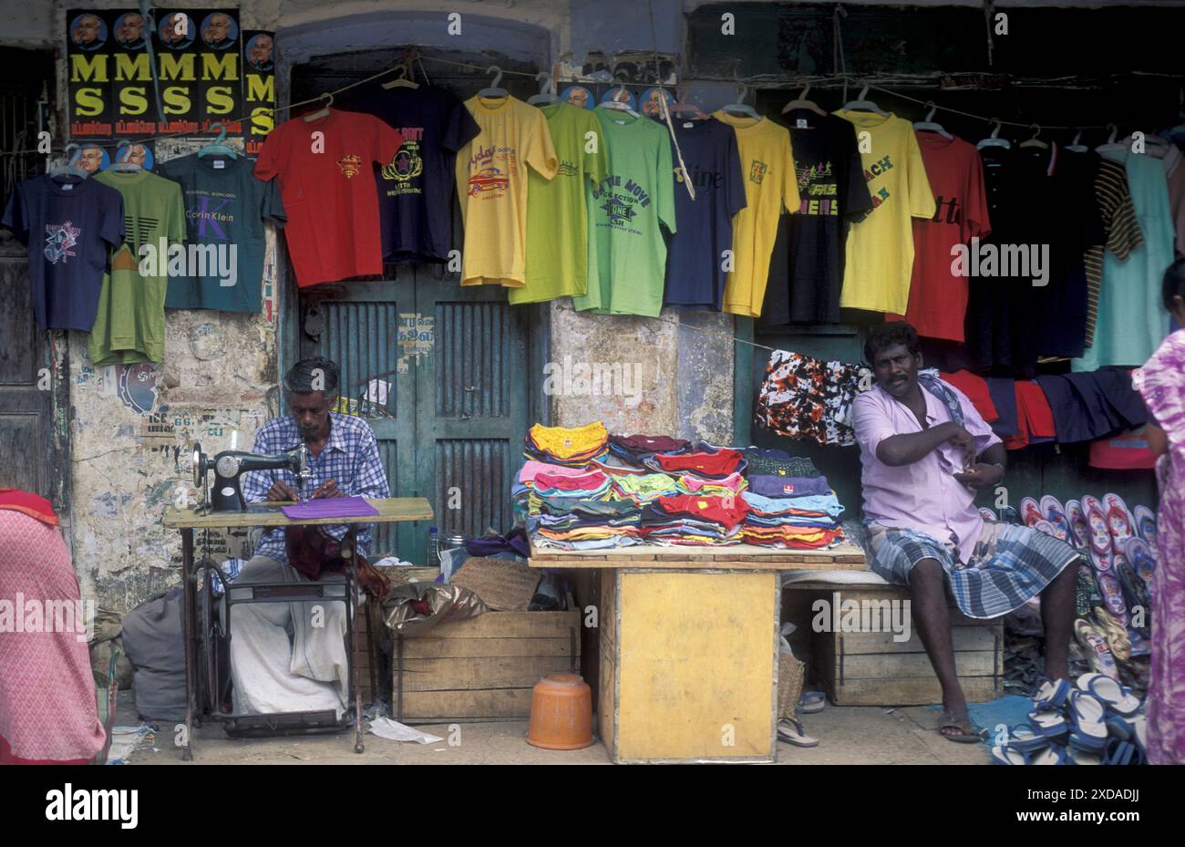 Un uomo in un negozio di sartoria tessile in una strada di mercato nella città di Chennai, nella provincia di Tamil Nadu, in India. India, Chennai, aprile 1998 Foto Stock