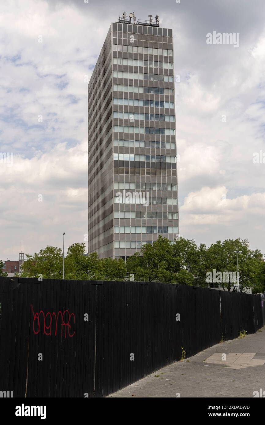 DAS ehemalige Post-Bank Bürohochhaus a Essen. 06.06.2024, EU, DEU, Deutschland, Nordrhein-Westfalen, Essen: das Postbank-Hochhaus ehemals Postscheckamt aus den 1960er Jahre am Hauptbahnhof im Essener Stadtteil Südviertel. ALS architektonisches Vorbild diente das Lever House an der Park Avenue a New York. DAS Hochhaus steht seit 2010 unter Denkmalschutz. Wie weitere Bürohochhäuser in der Nachbarschaft steht die Immobilie leer. EU, DEU, Germania, Renania settentrionale-Vestfalia, Essen: Il grattacielo della Postbank, precedentemente ufficio postale degli anni '1960 presso la stazione ferroviaria principale di ES Foto Stock