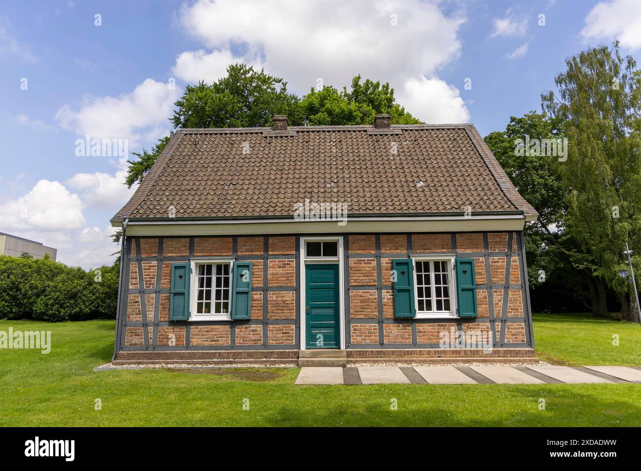 Essen, das Stammhaus Krupp. 23.05.2024, EU, DEU, Deutschland, Nordrhein-Westfalen, Essen: das geschieferter Fachwerkhaus und spätere Wohnsitz der Essener Industriellenfamilie Krupp das sog. Stammhaus Krupp. Nach der Kriegszerstörung wurde es 1961 originalgetreu rekonstruiert. EU, DEU, Germania, Renania settentrionale-Vestfalia, Essen: La casa in legno e in seguito residenza della famiglia di industriali Krupp a Essen, la cosiddetta Stammhaus Krupp . Dopo essere stata distrutta durante la guerra, fu ricostruita fedelmente nel 1961. Foto Stock