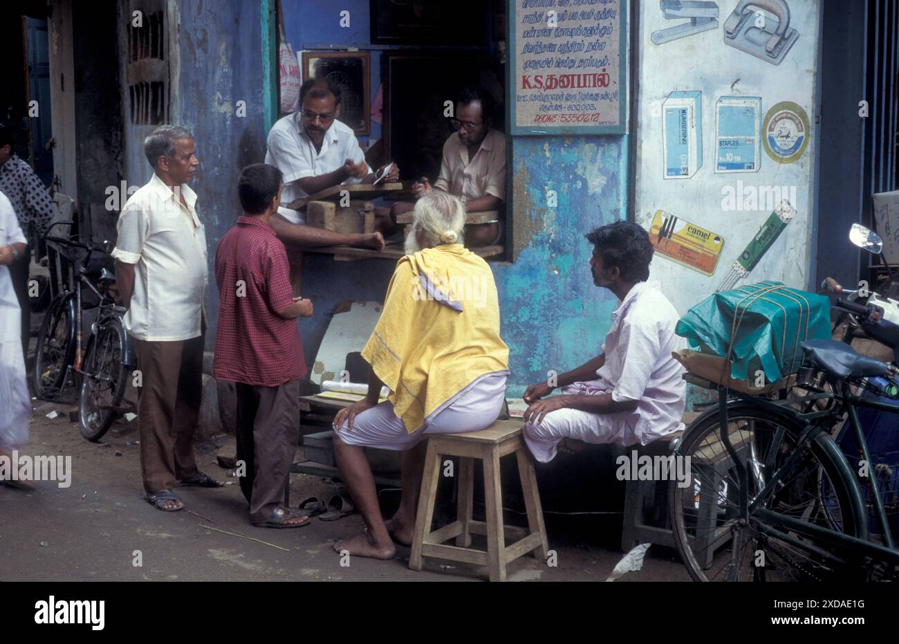 Un piccolo negozio di medicina in una strada di mercato nella città di Chennai nella provincia Tamil Nadu in India. India, Chennai, aprile 1998 Foto Stock