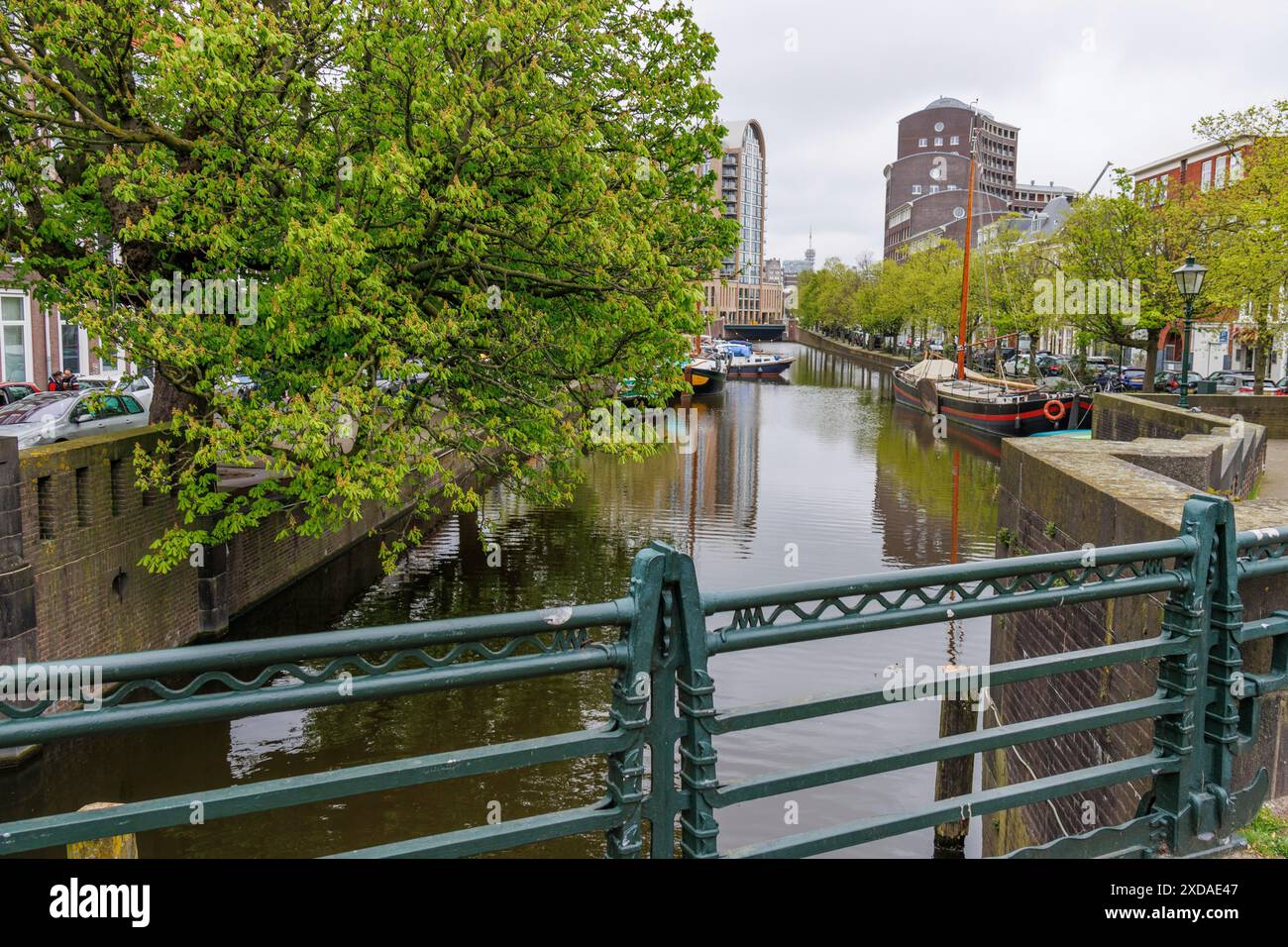 Vista da un ponte su un canale con navi ed edifici moderni, l'aia, paesi bassi Foto Stock