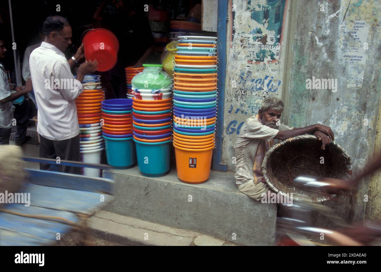 Un negozio di secchi platic e un vecchio con un secchio naturale in una strada di mercato nella città di Chennai, nella provincia di Tamil Nadu, in India. India, Chennai, AP Foto Stock