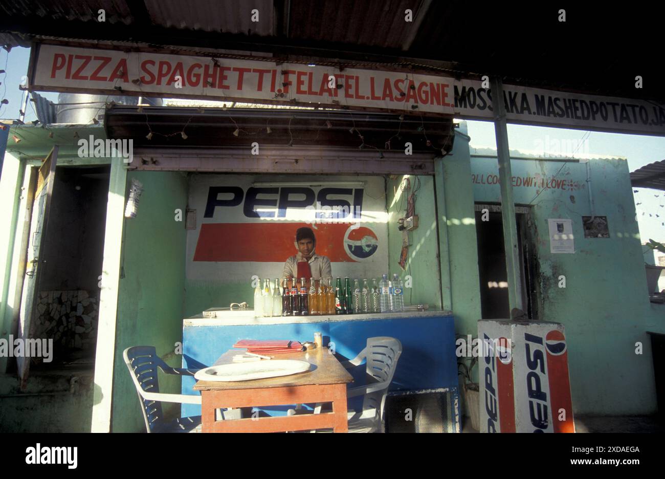 Un negozio di fast food in una strada commerciale nella città di Chennai, nella provincia Tamil Nadu in India. India, Chennai, aprile 1998 Foto Stock