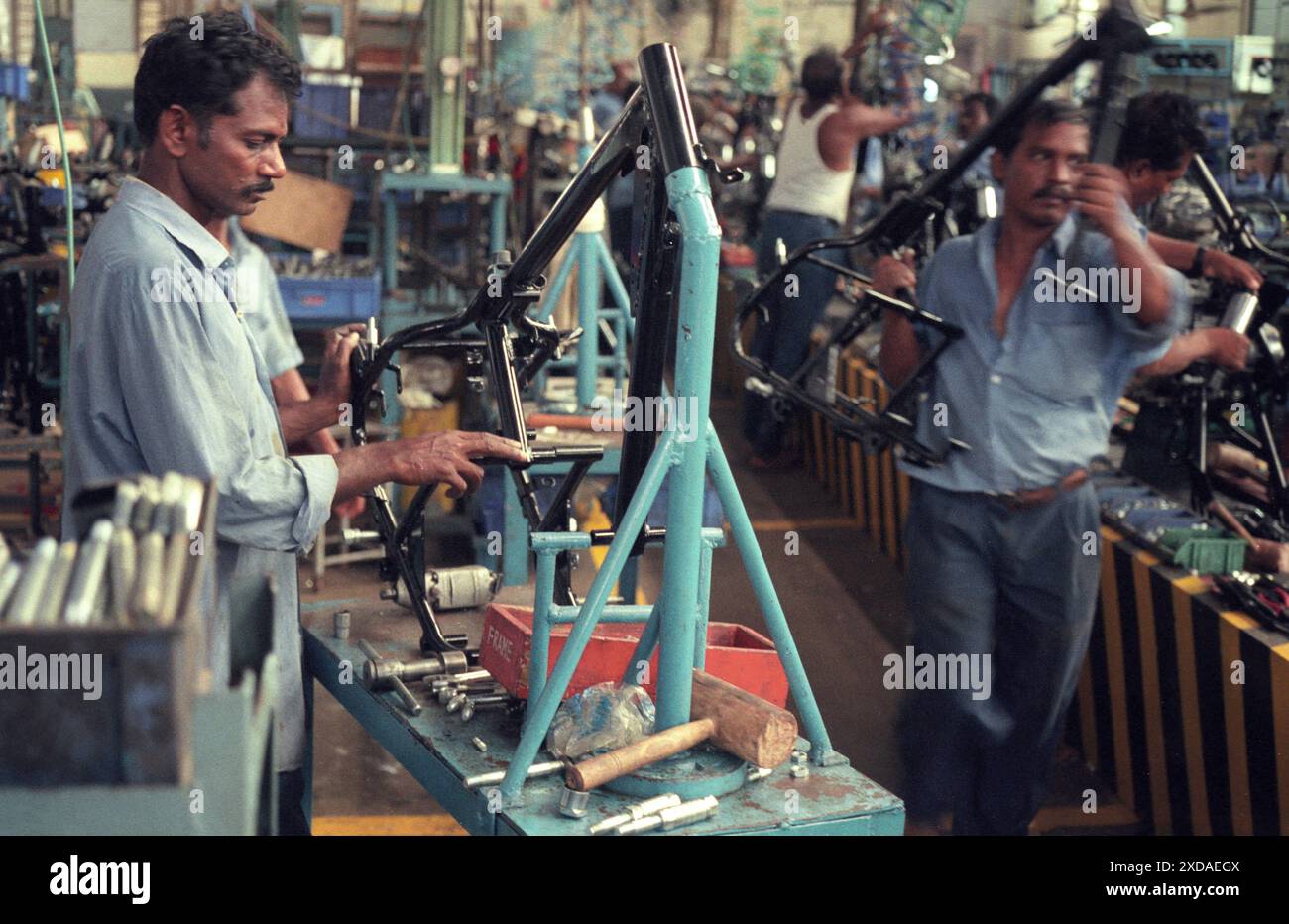 Lavoratore alla fabbrica motociclistica di Royal Enfield a Chennai, nella provincia Tamil Nadu in India. India, Chennai, aprile 1998 Foto Stock