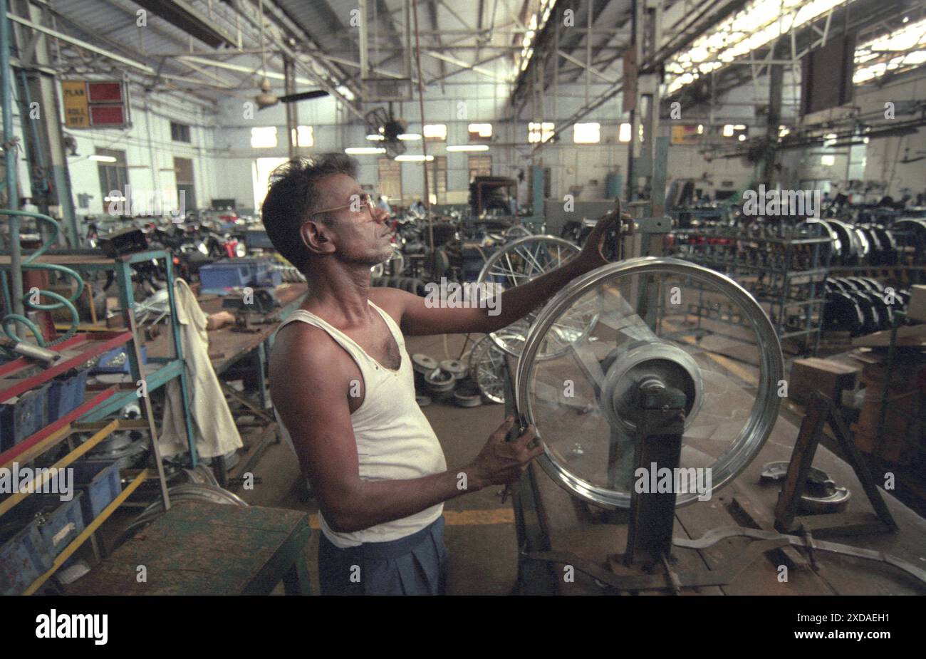 Lavoratore alla fabbrica motociclistica di Royal Enfield a Chennai, nella provincia Tamil Nadu in India. India, Chennai, aprile 1998 Foto Stock