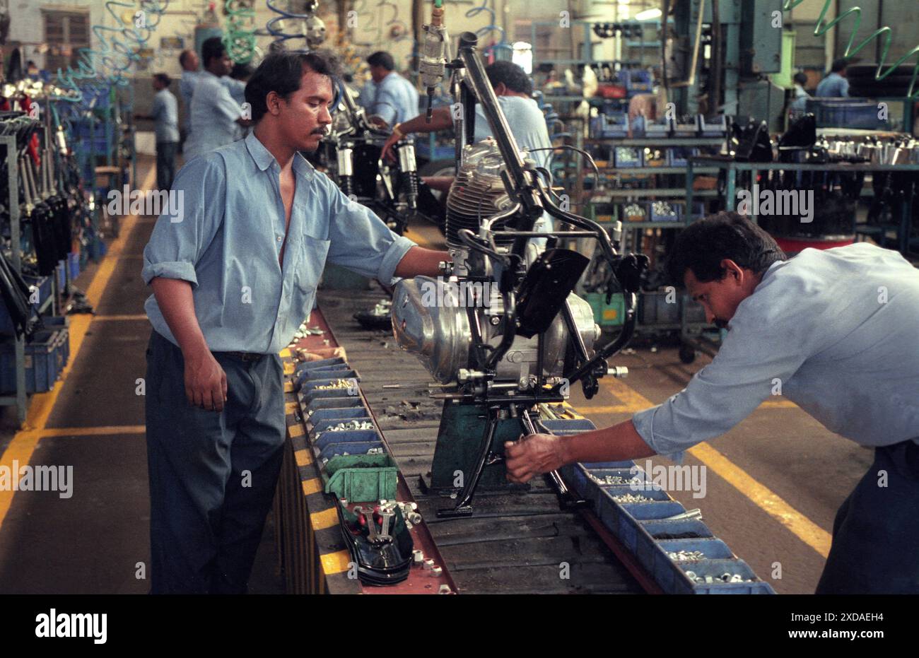 Lavoratore alla fabbrica motociclistica di Royal Enfield a Chennai, nella provincia Tamil Nadu in India. India, Chennai, aprile 1998 Foto Stock