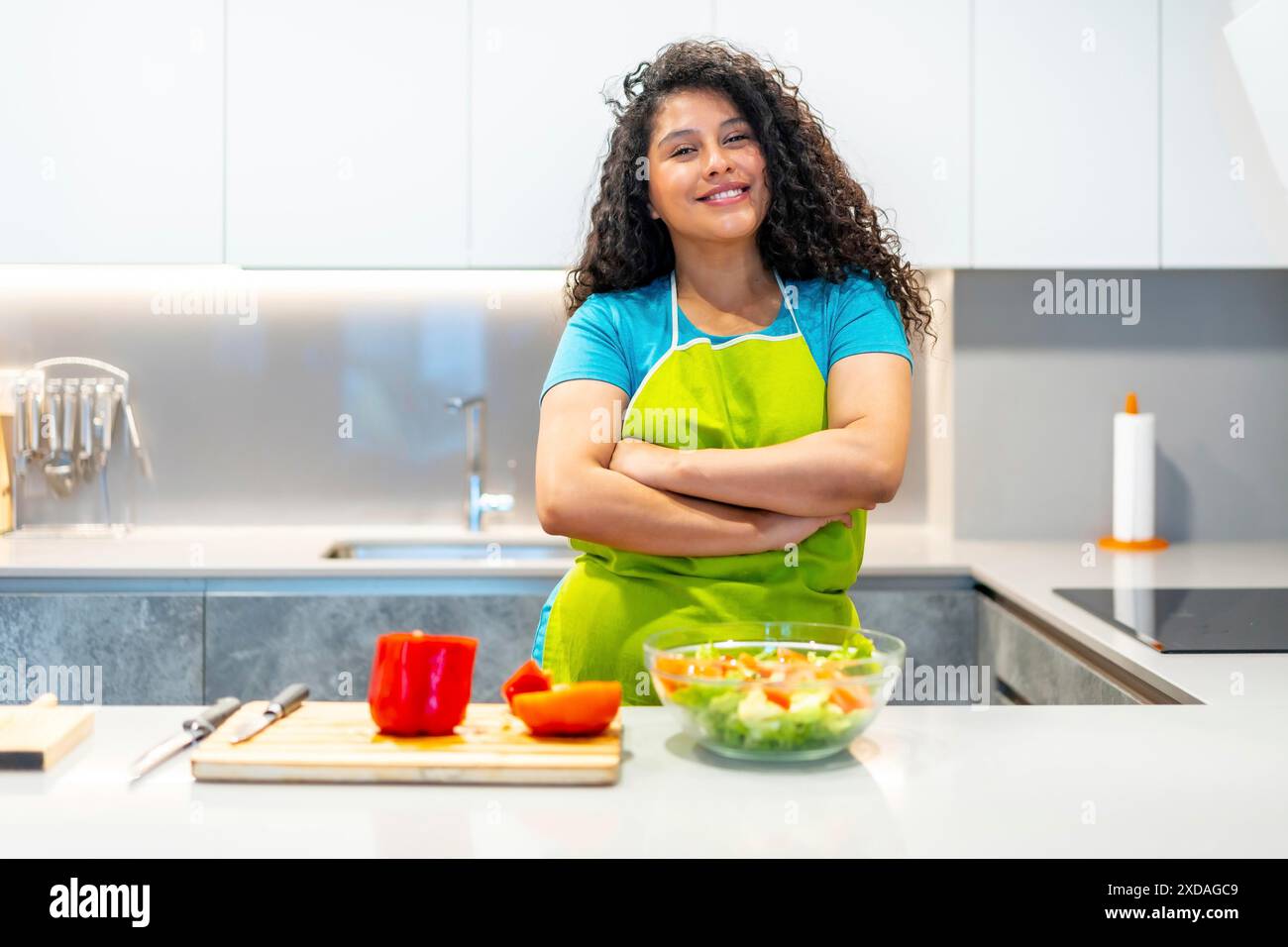 Ritratto di una giovane nutrizionista latina vlogger femminile in streaming online da casa Foto Stock