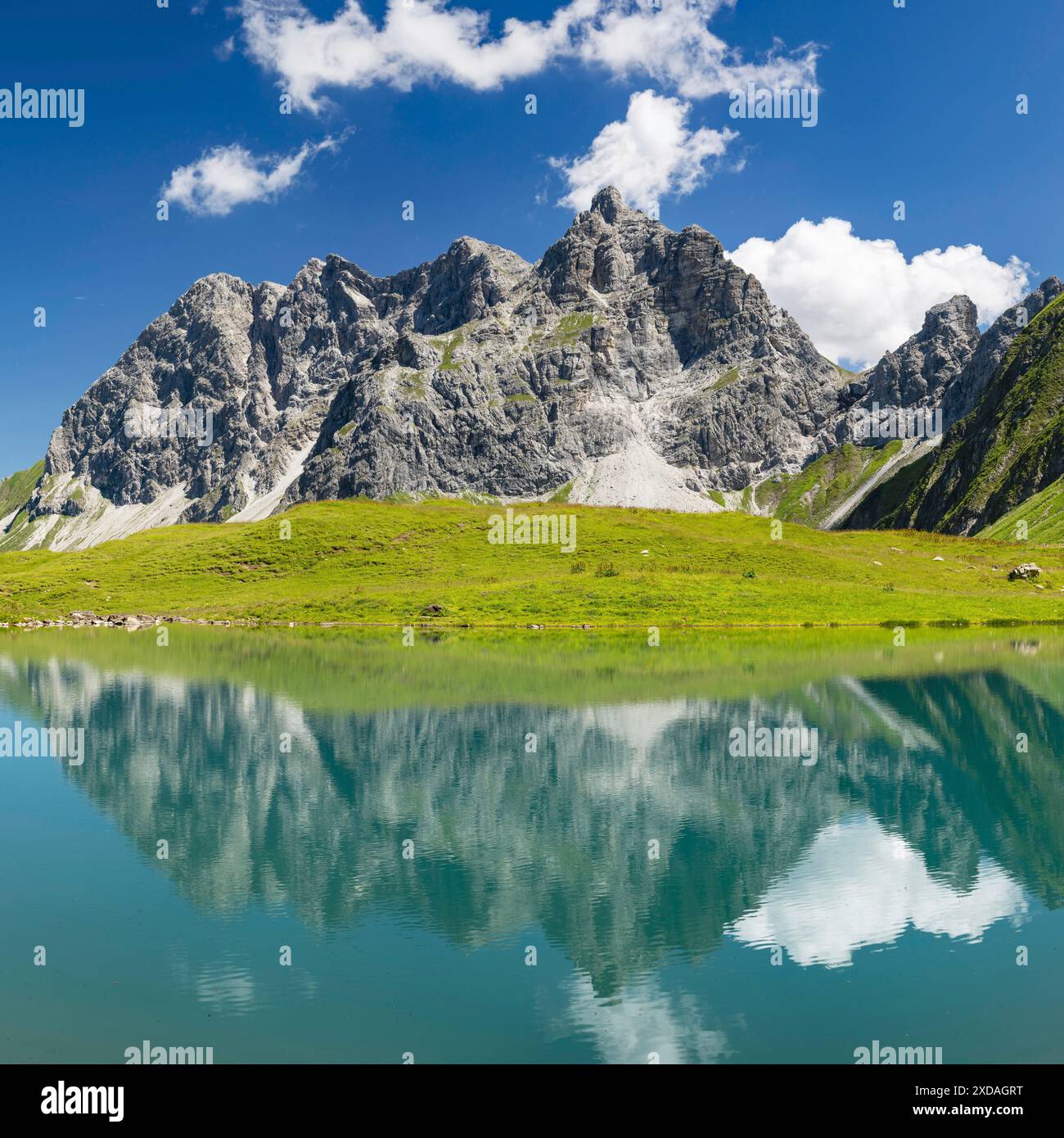 Eissee, Oytal, dietro di esso Grosser Wilder, 2379 m, Hochvogel- e Rosszahngruppe, Allgaeu Alps, Allgaeu, Baviera, Germania Foto Stock