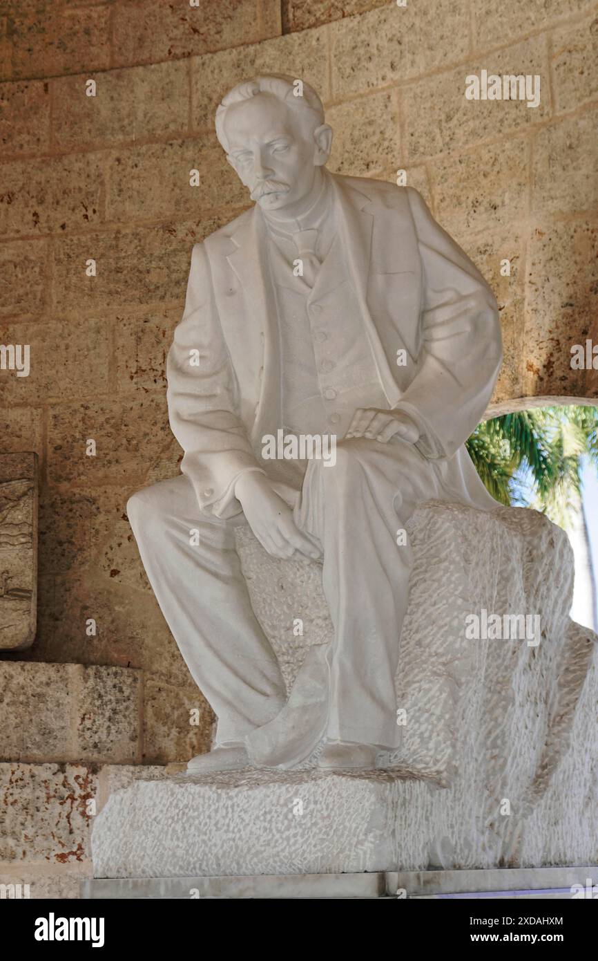 Monumento di Jose Marti, Mausoleo, Cementerio Santa Ifigenia, Santiago de Cuba, Cuba, America centrale, statua bianca di un uomo seduto in un completo Foto Stock