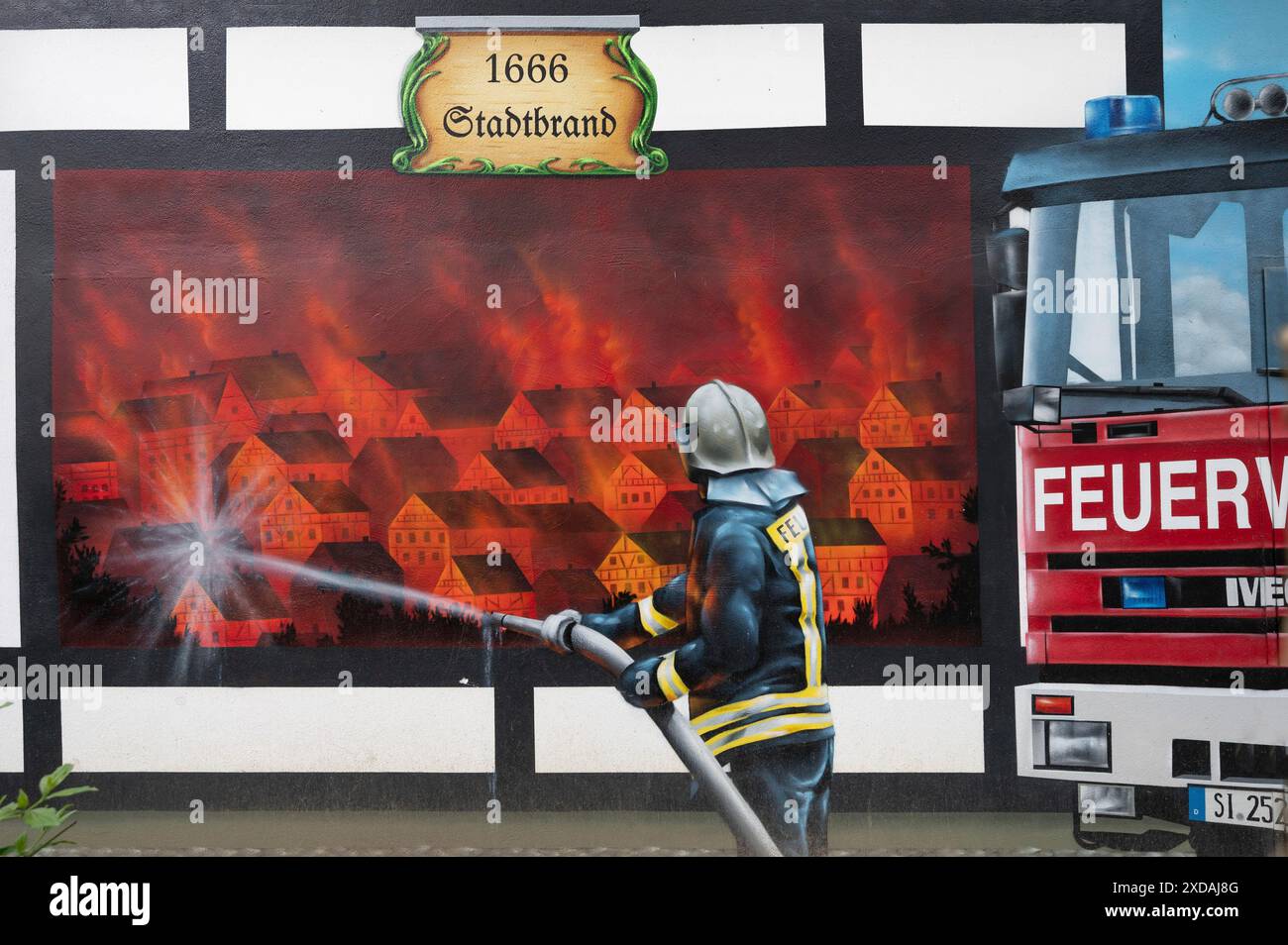 Pittura murale in memoria dell'incendio della città a Freudenberg nel 1666, Freudenberg, Renania settentrionale-Vestfalia, Germania Foto Stock