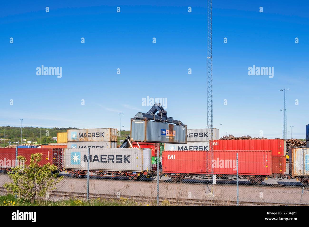 Carico di container merci con gru su vagone ferroviario in una zona industriale, Svezia Foto Stock