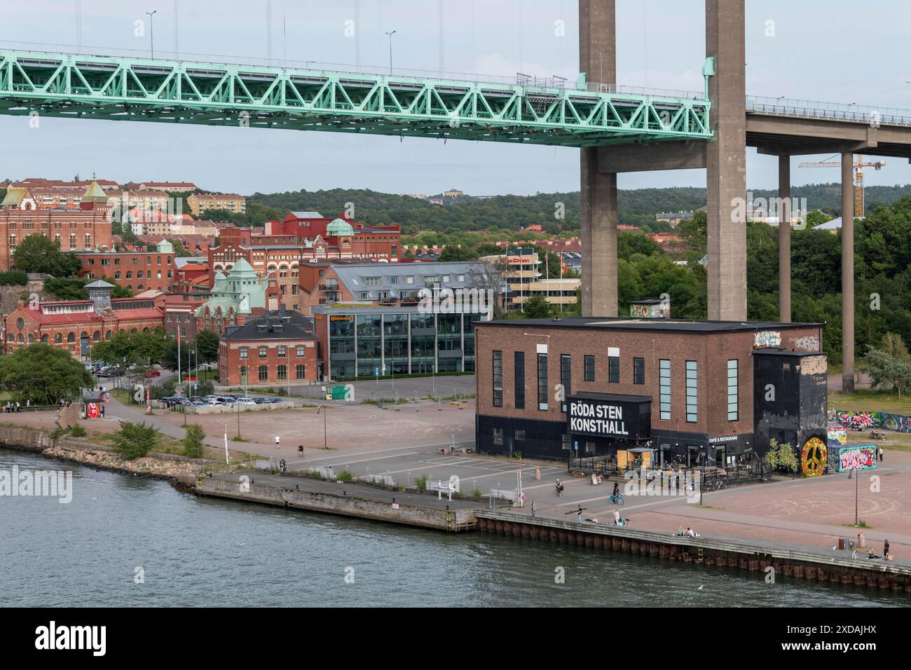 Radasten Art Gallery sotto il ponte di Alvsborgsbron che conduce all'isola di Hesingen (Hisingen), Goteborg, Svezia Foto Stock