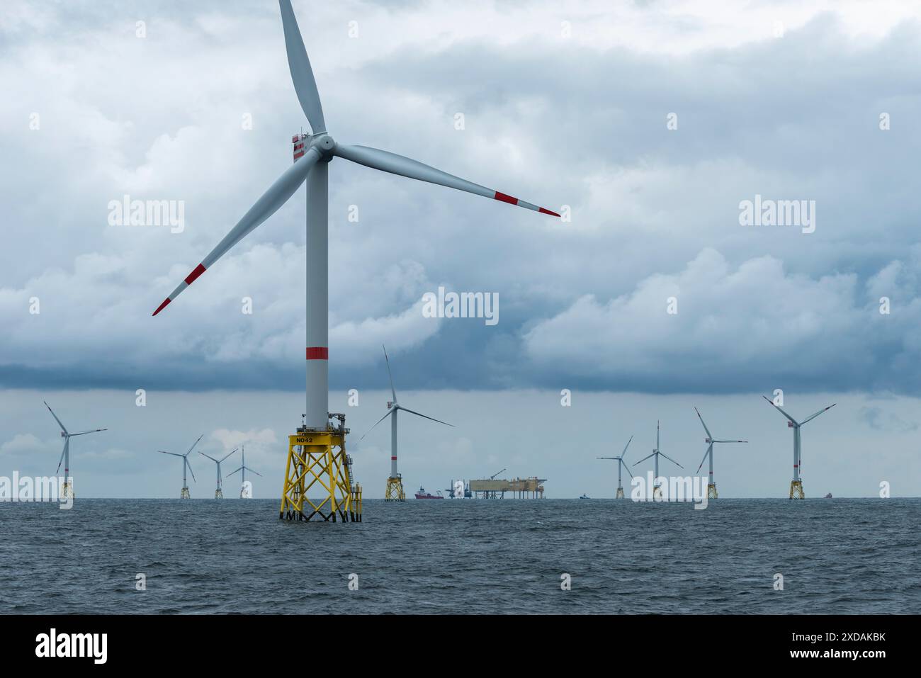 Parco eolico offshore Nordsee Ost, operatore RWE, a nord di Helgoland, zona economica tedesca, turbine eoliche con struttura di fondazione a camicia, bassa marea Foto Stock