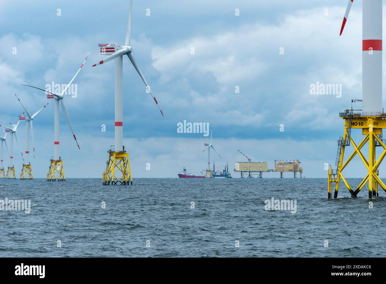 Parco eolico offshore Nordsee Ost, operatore RWE, a nord di Helgoland, zona economica tedesca, turbine eoliche con struttura di fondazione a camicia, bassa marea Foto Stock