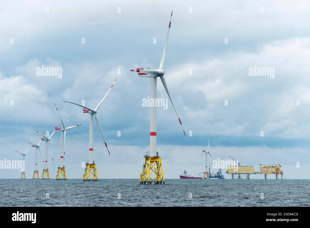 Parco eolico offshore Nordsee Ost, operatore RWE, a nord di Helgoland, zona economica tedesca, turbine eoliche con struttura di fondazione a camicia, bassa marea Foto Stock