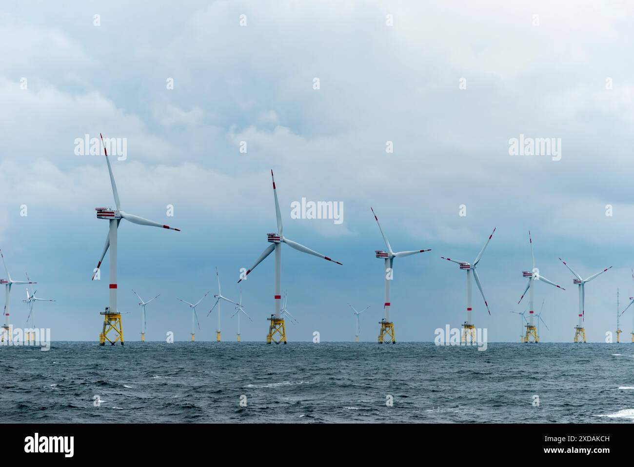 Parco eolico offshore Nordsee Ost, operatore RWE, a nord di Helgoland, zona economica tedesca, turbine eoliche con struttura di fondazione a camicia, bassa marea Foto Stock
