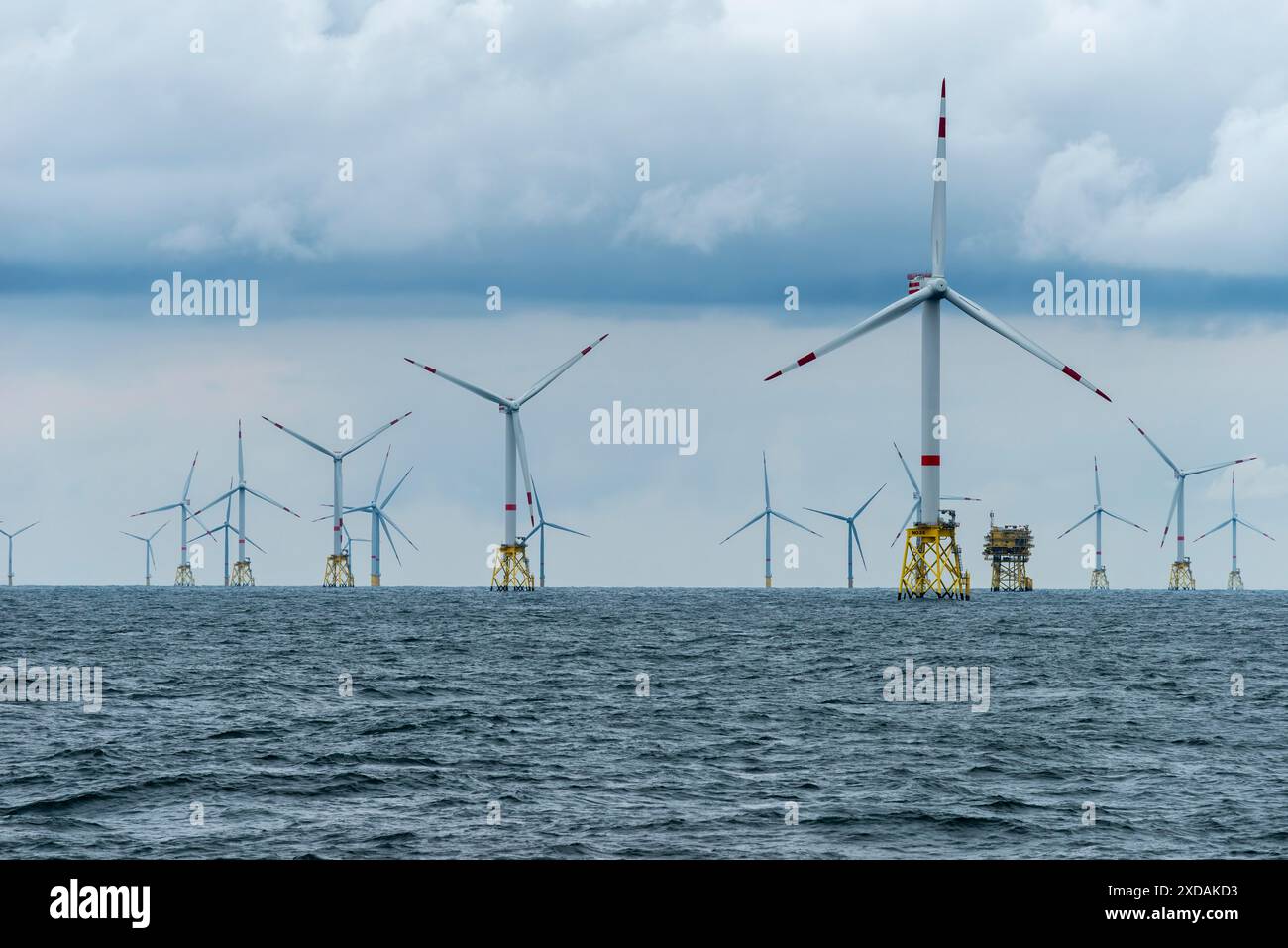 Parco eolico offshore Nordsee Ost, operatore RWE, a nord di Helgoland, zona economica tedesca, turbine eoliche con struttura di fondazione a camicia, bassa marea Foto Stock