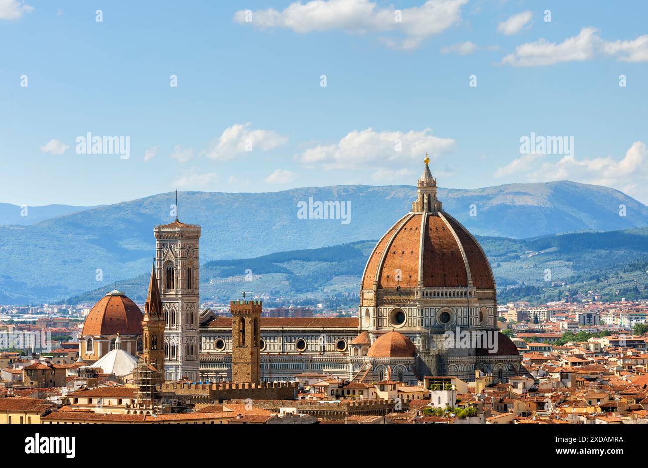 Vista sul Duomo di Santa Maria del Fiore e sul Campanile di Giotto a Firenze, Italia, in un tramonto colorato, vista aerea Foto Stock
