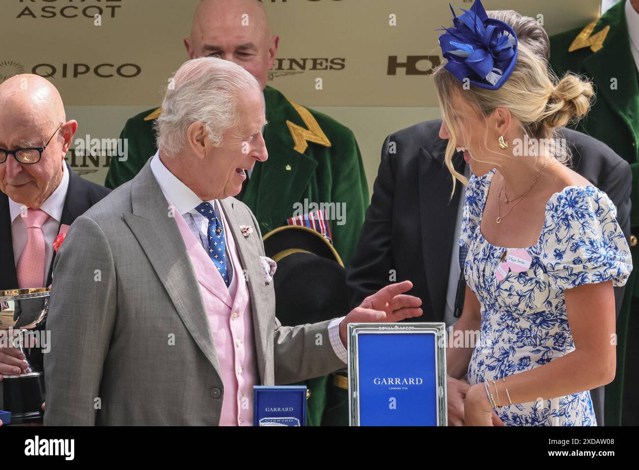 Ascot, Berkshire, Regno Unito. 21 giugno 2024. Re Carlo III fa la presentazione per la gara di Coronation Stakes al Royal Ascot, vinta da porta fortuna, il fantino Tom Marquand, l'allenatore Donnacha o'Brien, con la regina Camilla presente anche nei terreni. Royal Ascot 4° giorno all'ippodromo di Ascot nel Berkshire. Crediti: Imageplotter/Alamy Live News Foto Stock
