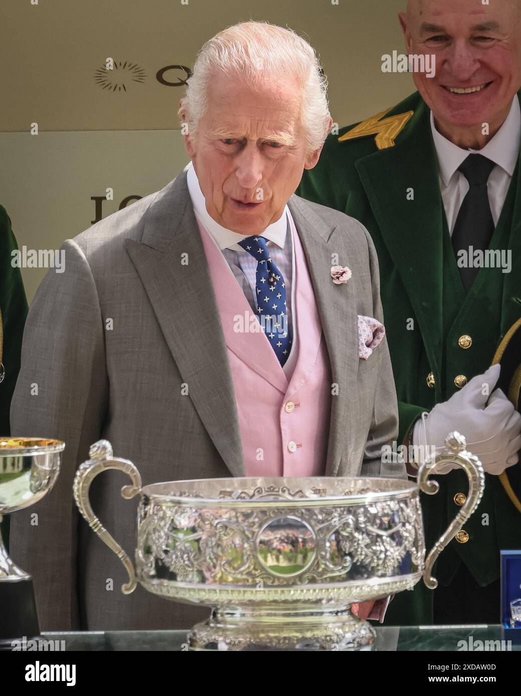 Ascot, Berkshire, Regno Unito. 21 giugno 2024. Re Carlo III fa la presentazione per la gara di Coronation Stakes al Royal Ascot, vinta da porta fortuna, il fantino Tom Marquand, l'allenatore Donnacha o'Brien, con la regina Camilla presente anche nei terreni. Royal Ascot 4° giorno all'ippodromo di Ascot nel Berkshire. Crediti: Imageplotter/Alamy Live News Foto Stock