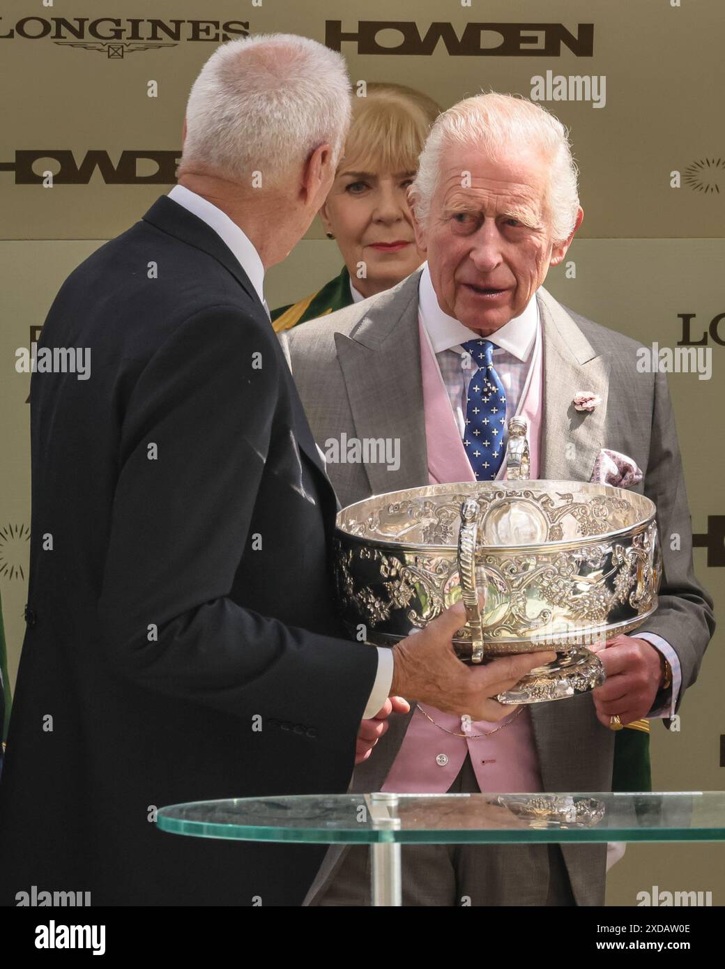 Ascot, Berkshire, Regno Unito. 21 giugno 2024. Re Carlo III fa la presentazione per la gara di Coronation Stakes al Royal Ascot, vinta da porta fortuna, il fantino Tom Marquand, l'allenatore Donnacha o'Brien, con la regina Camilla presente anche nei terreni. Royal Ascot 4° giorno all'ippodromo di Ascot nel Berkshire. Crediti: Imageplotter/Alamy Live News Foto Stock