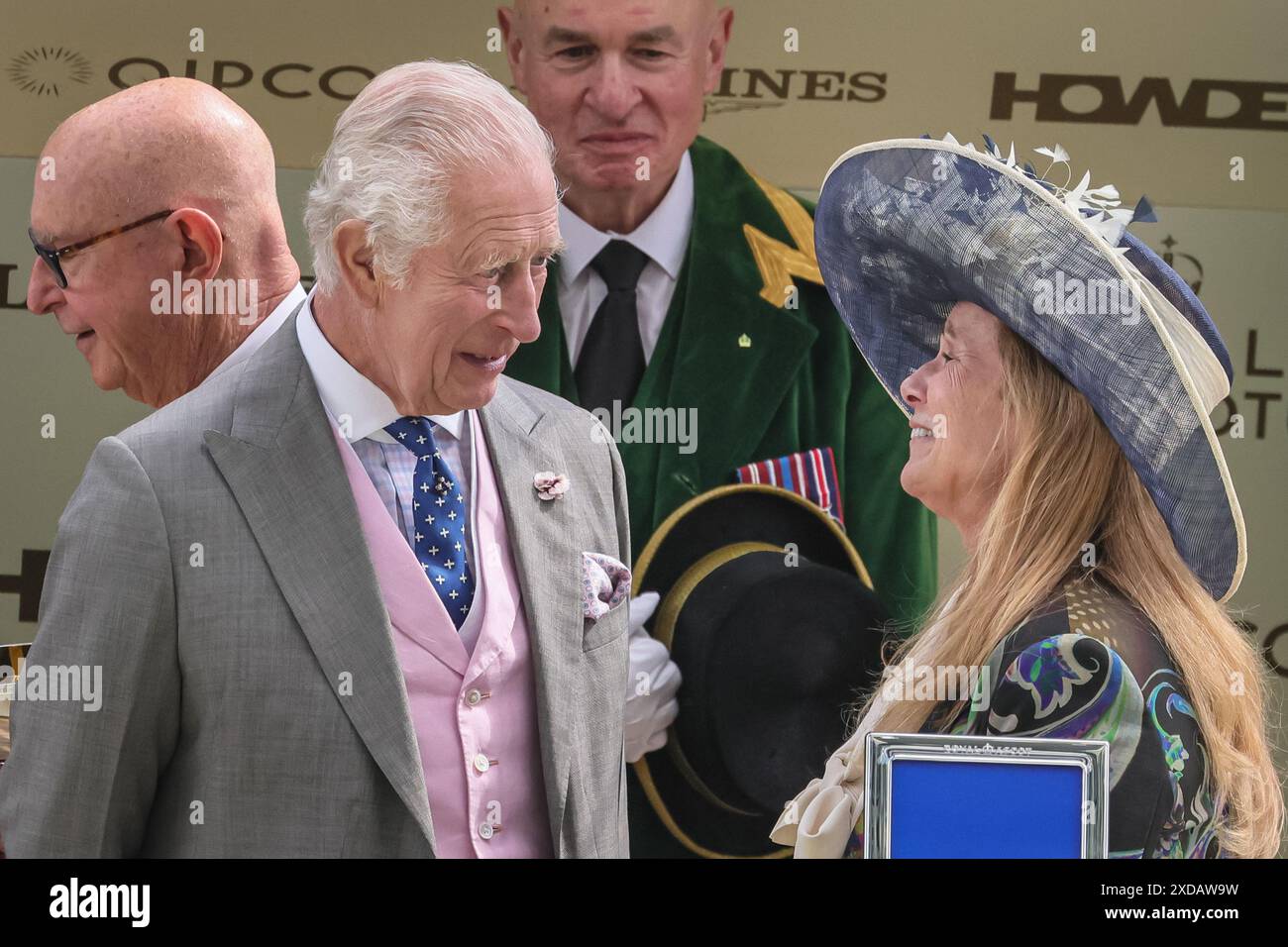 Ascot, Berkshire, Regno Unito. 21 giugno 2024. Re Carlo III fa la presentazione per la gara di Coronation Stakes al Royal Ascot, vinta da porta fortuna, il fantino Tom Marquand, l'allenatore Donnacha o'Brien, con la regina Camilla presente anche nei terreni. Royal Ascot 4° giorno all'ippodromo di Ascot nel Berkshire. Crediti: Imageplotter/Alamy Live News Foto Stock