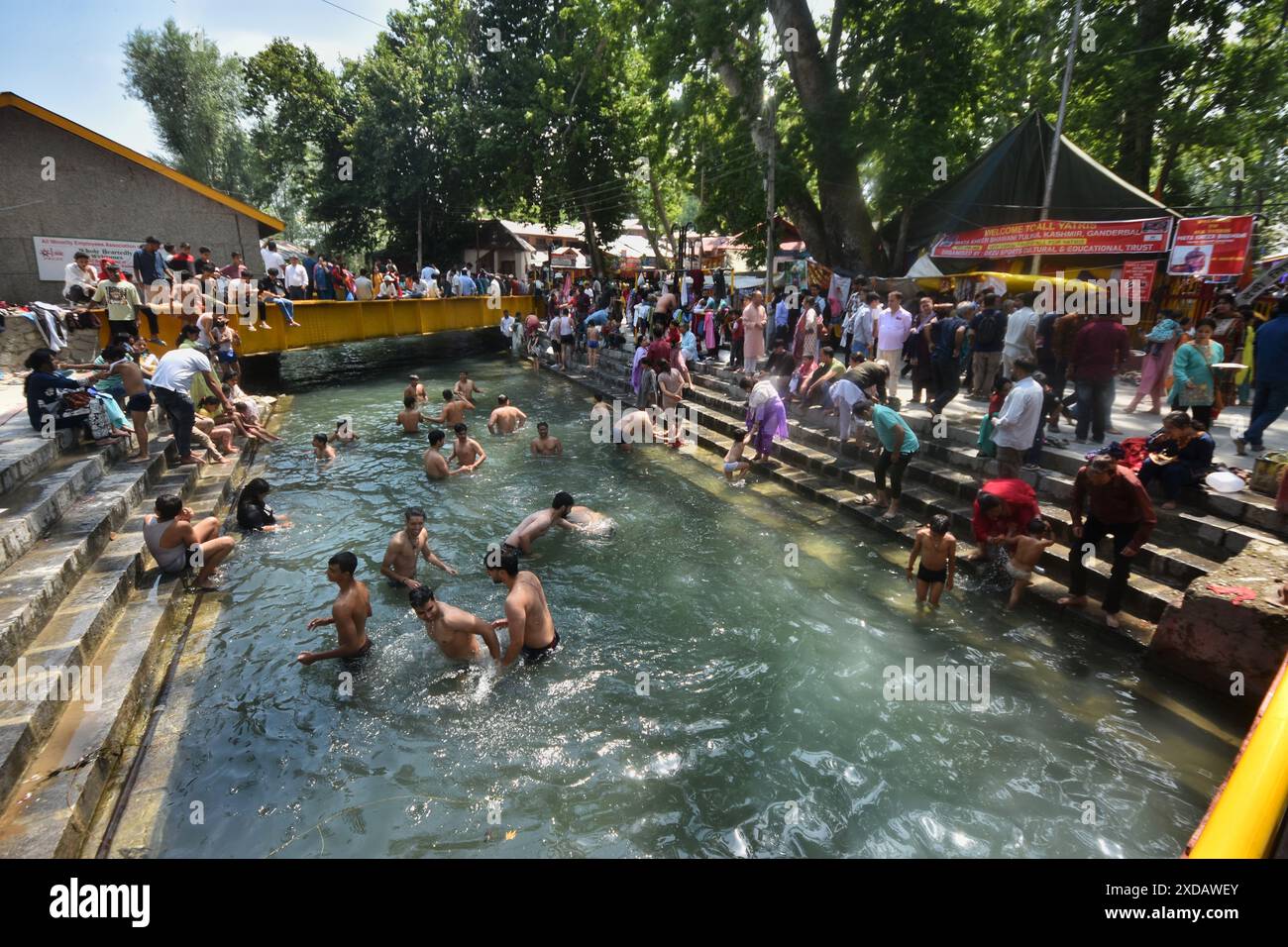 Gandarbal, India. 14 giugno 2024. I devoti indù fanno il bagno prima di pregare durante la festa annuale presso il tempio indù Kheer Bhawani a Tulla Mulla, a nord-est di Srinagar, Kashmir controllato dall'India, il 14 giugno, 2024. centinaia di devoti indù hanno partecipato alle preghiere nello storico tempio Kheer Bhavani durante il festival annuale dedicato alla dea indù Durga. (Foto di Mubashir Hassan/Pacific Press/Sipa USA) credito: SIPA USA/Alamy Live News Foto Stock