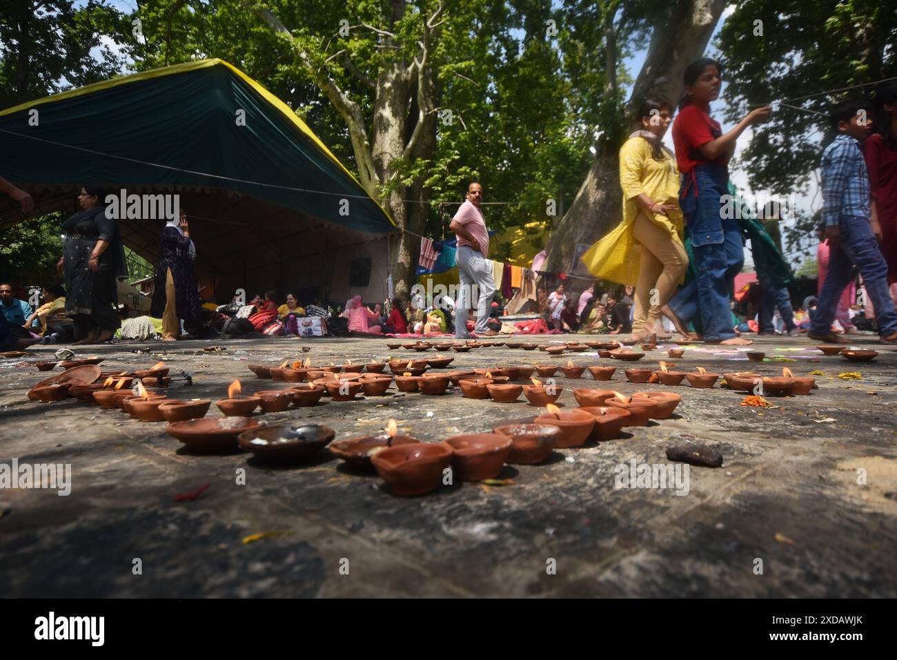 Gandarbal, India. 14 giugno 2024. I devoti indù accendono lampade a olio di terra durante l'annuale festival "Mela Kheer Bhawani" in un tempio nel villaggio di Tull Mulla, alla periferia di Srinagar, India, il 14 giugno 2024. (Foto di Mubashir Hassan/Pacific Press/Sipa USA) credito: SIPA USA/Alamy Live News Foto Stock