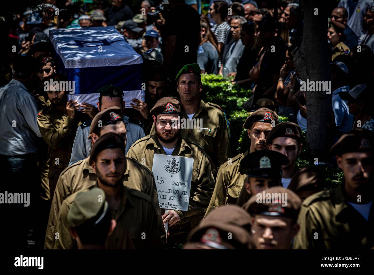 I soldati israeliani trasportano la bara del soldato caduto Omer Smadga, durante il suo funerale al cimitero militare di Netanya venerdì 21 giugno 2024. Smadga è morto in combattimento con Hamas nella Striscia di Gaza giovedì. Suo padre, Oren, parlò sulla sua tomba e invitò l'IDF a continuare a combattere il più duramente possibile, 'sto dicendo ai soldati qui di tenere la testa alta. Continua ad andare il più duramente possibile. Non fermarti finché non vinciamo. Questo è il mio messaggio a chiunque combatta. AM Israel hai, Ó. Oren Smadga è la medaglia olimpica israeliana di judo alle Olimpiadi di Barcellona 1992 e l'attuale allenatore della squadra israeliana Foto Stock