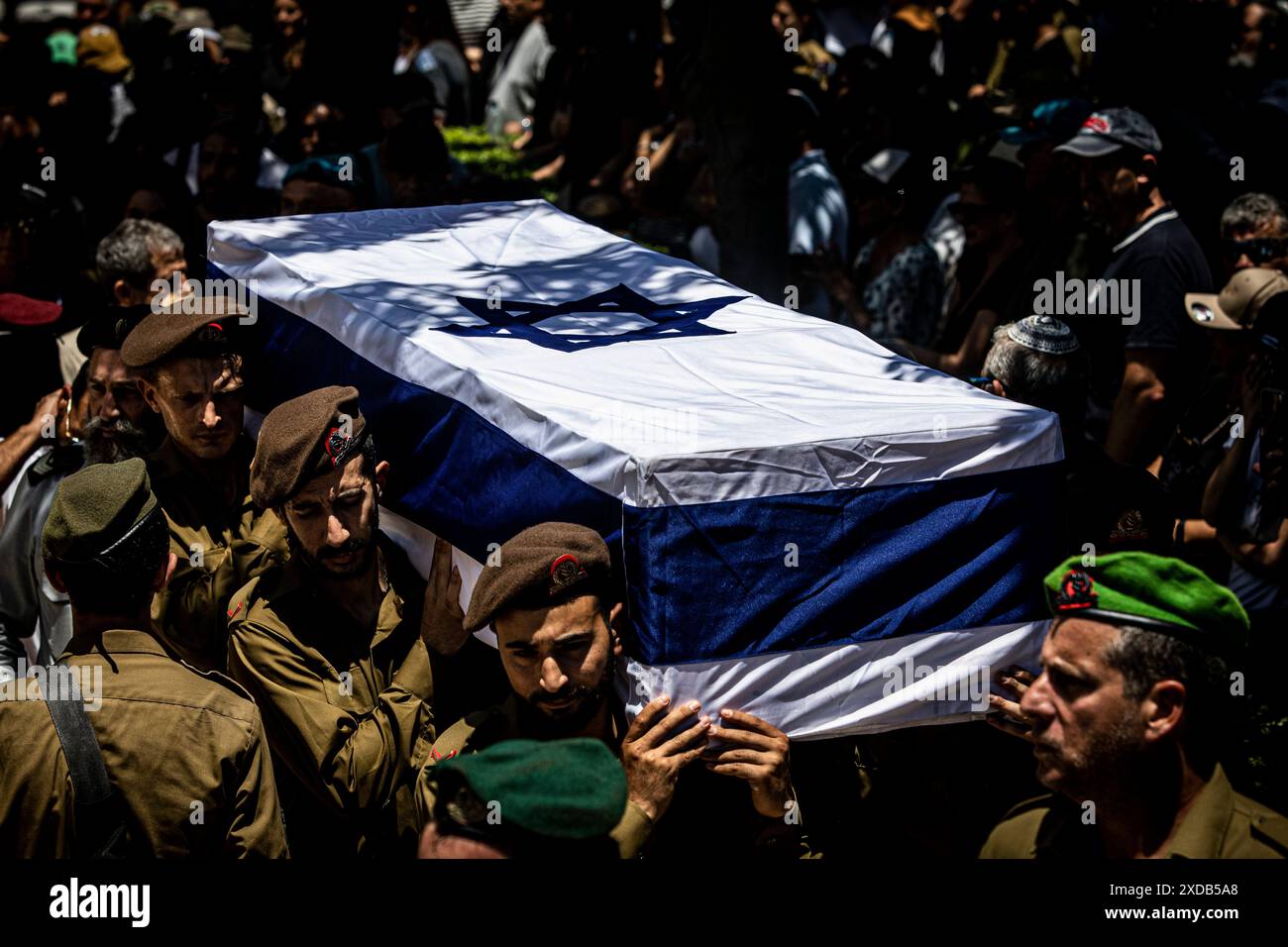 I soldati israeliani trasportano la bara del soldato caduto Omer Smadga, durante il suo funerale al cimitero militare di Netanya venerdì 21 giugno 2024. Smadga è morto in combattimento con Hamas nella Striscia di Gaza giovedì. Suo padre, Oren, parlò sulla sua tomba e invitò l'IDF a continuare a combattere il più duramente possibile, 'sto dicendo ai soldati qui di tenere la testa alta. Continua ad andare il più duramente possibile. Non fermarti finché non vinciamo. Questo è il mio messaggio a chiunque combatta. AM Israel hai, Ó. Oren Smadga è la medaglia olimpica israeliana di judo alle Olimpiadi di Barcellona 1992 e l'attuale allenatore della squadra israeliana Foto Stock